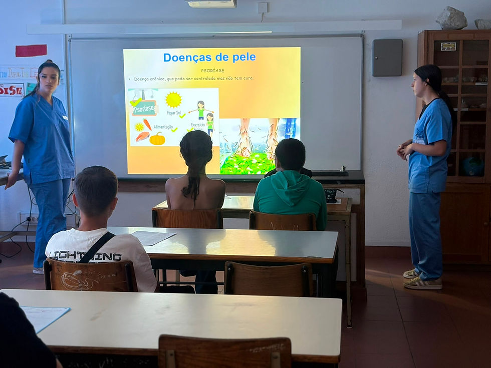 ALUNAS DO CURSO PROFISSIONAL ESCLARECEM“O PAPEL DO TÉCNICO AUXILIAR DE SAÚDE NOS CUIDADOS DA PELE”