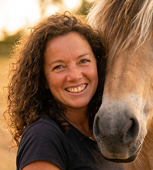 Firefly_Gemini Flash_Natural warm portrait, woman with curly brown hair, warm tanned skin,