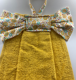 Découvrez l'essuie-main ARIANA, alliant fonctionnalité et esthétique, pour une touche d'élégance dans votre cuisine. Fabriqué à la main en France, cet essuie-main est un mélange parfait de style et de praticité.

Points Clés:
- Fabrication Artisanale Française: Chaque pièce est unique, confectionnée avec soin et passion.
- Matériaux de Qualité: Tissu extérieur en coton doux et essuie-main en éponge absorbante.
- Design Raffiné: Un charmant nœud papillon en coton ajoute une touche d'élégance.

Caractéristiques:
- Dimensions: 30 x 51 cm avec un nœud en coton de 25 x 10 cm.
- Poids Léger: Seulement 78 g, facile à manipuler.
- Entretien Facile: Lavable en machine à 40 ° pour une hygiène impeccable.

Disponible, l'essuie-main ARIANA est parfait pour ceux qui cherchent à allier utilité et style dans leur espace culinaire.
