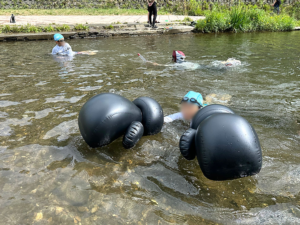 琴似発寒川で水遊び