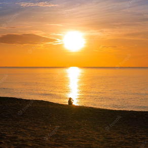 Suivre le chemin doré à la surface de l'eau