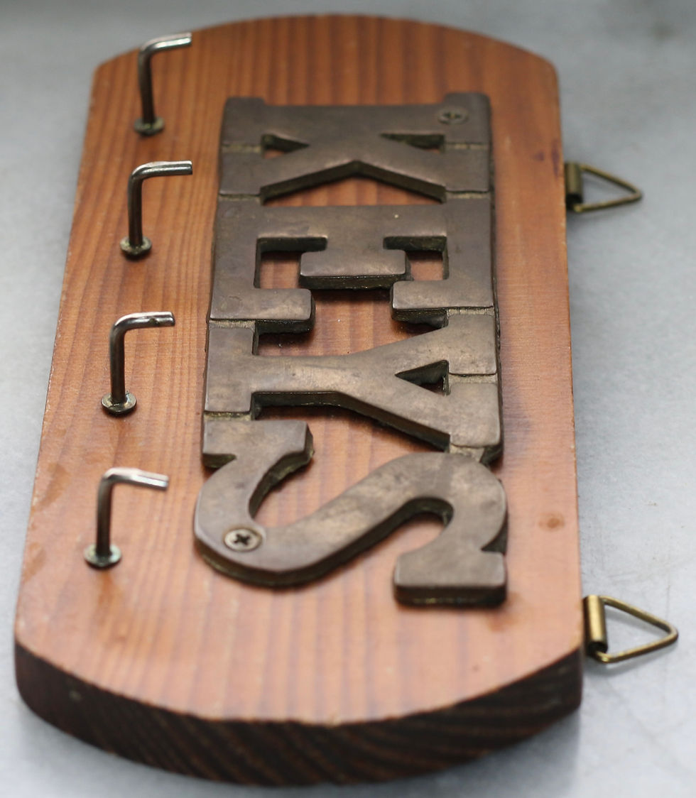 Μικρογραφία: Preloved Vintage Wood and Brass Key Holder