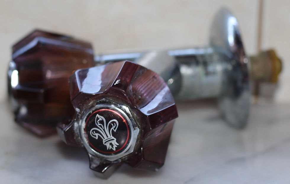 Miniatura: Preloved Pair of vintage faucet taps or valves, Laundry Tub Taps