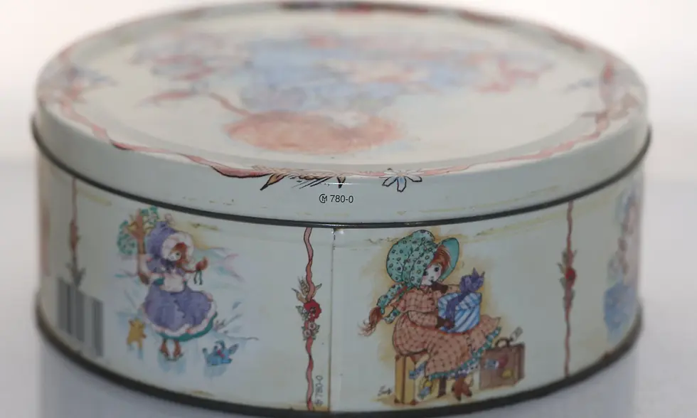 Miniatura: Preloved Vintage Tin, Person Tin, Girls in a Pinafore Tin