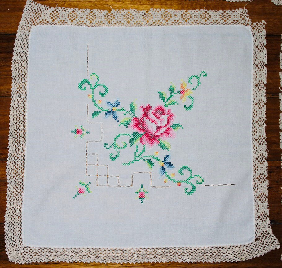 縮圖：Preloved Set of four embroidered napkins