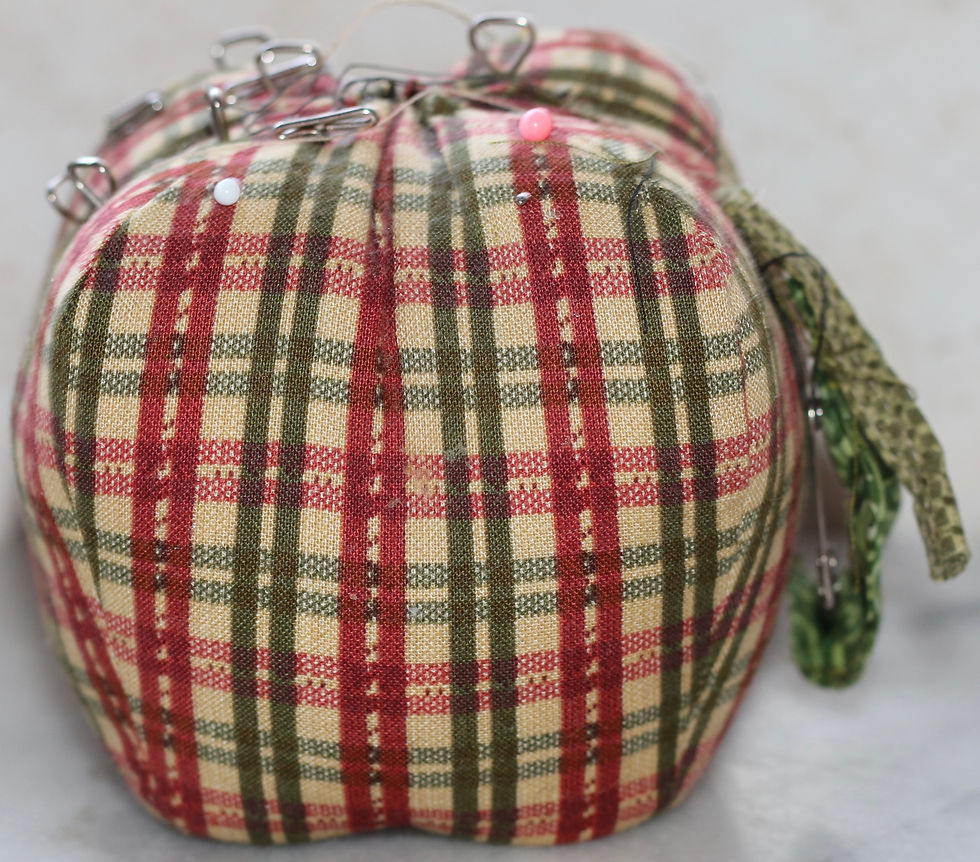 Miniatura: Preloved Plaid Fabric Apple Pin Cushion