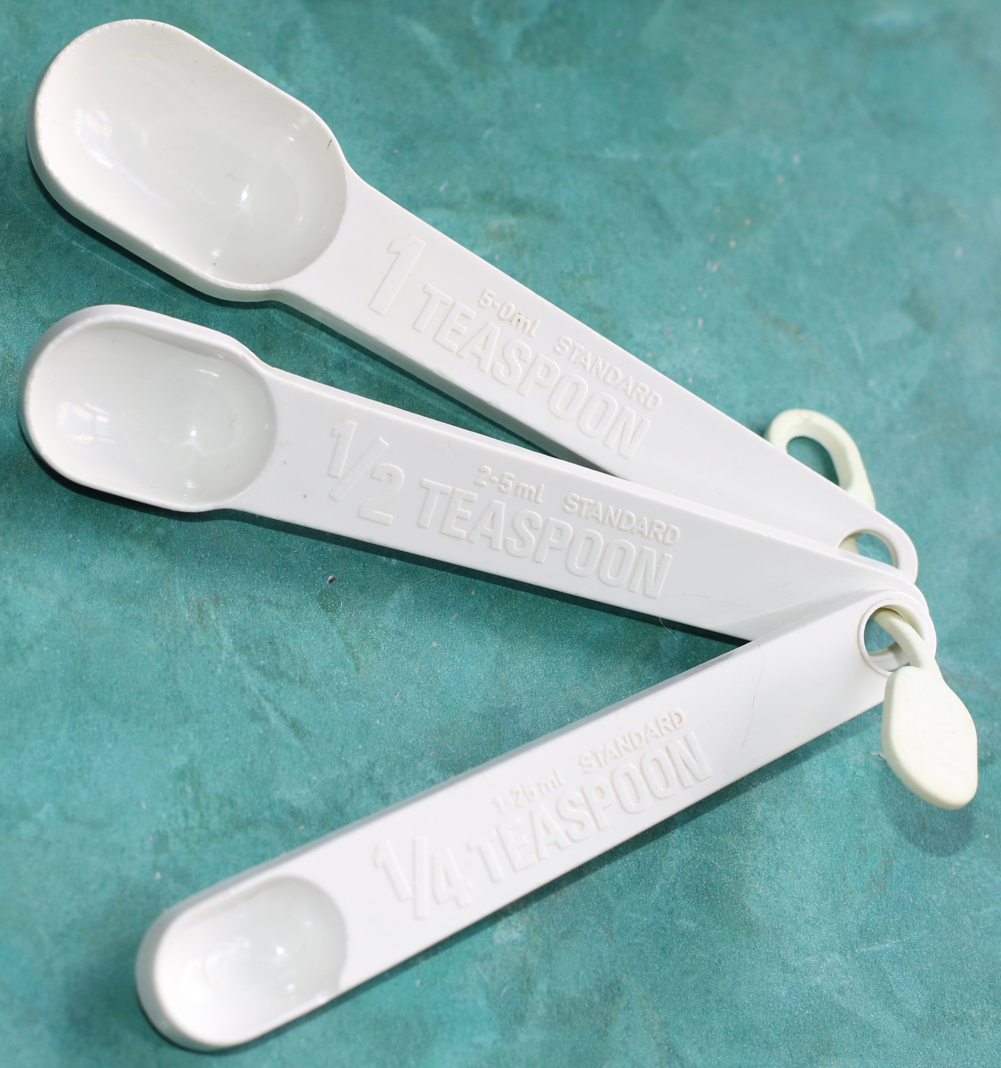 Preloved Trio of Decor Measuring Spoons, Retro Kitchenware