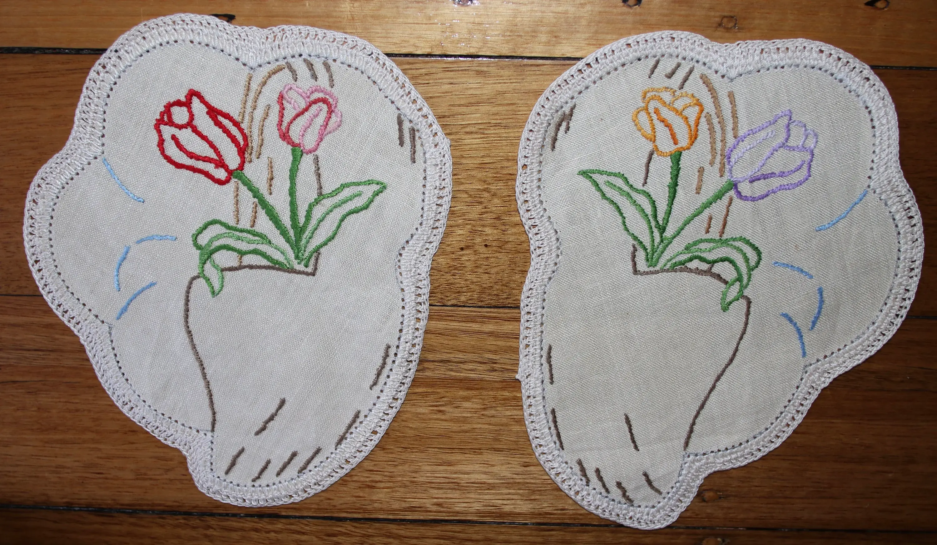Preloved Pair of Floral doily , Set of Two Flower Doily