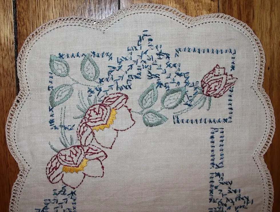 Miniaturbild: Preloved Floral Tablemat - Floral Centrepiece