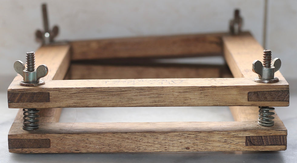 Miniaturbild: Preloved Vintage Wooden Tennis Racquet bracket/Picture Frame Holder
