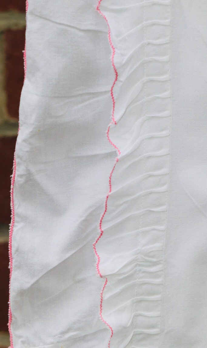 Miniatura: Vintage Embroidered pillowcase with ruffled edges