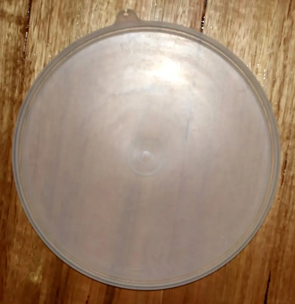 縮圖：Preloved Tupperware bowl with lid
