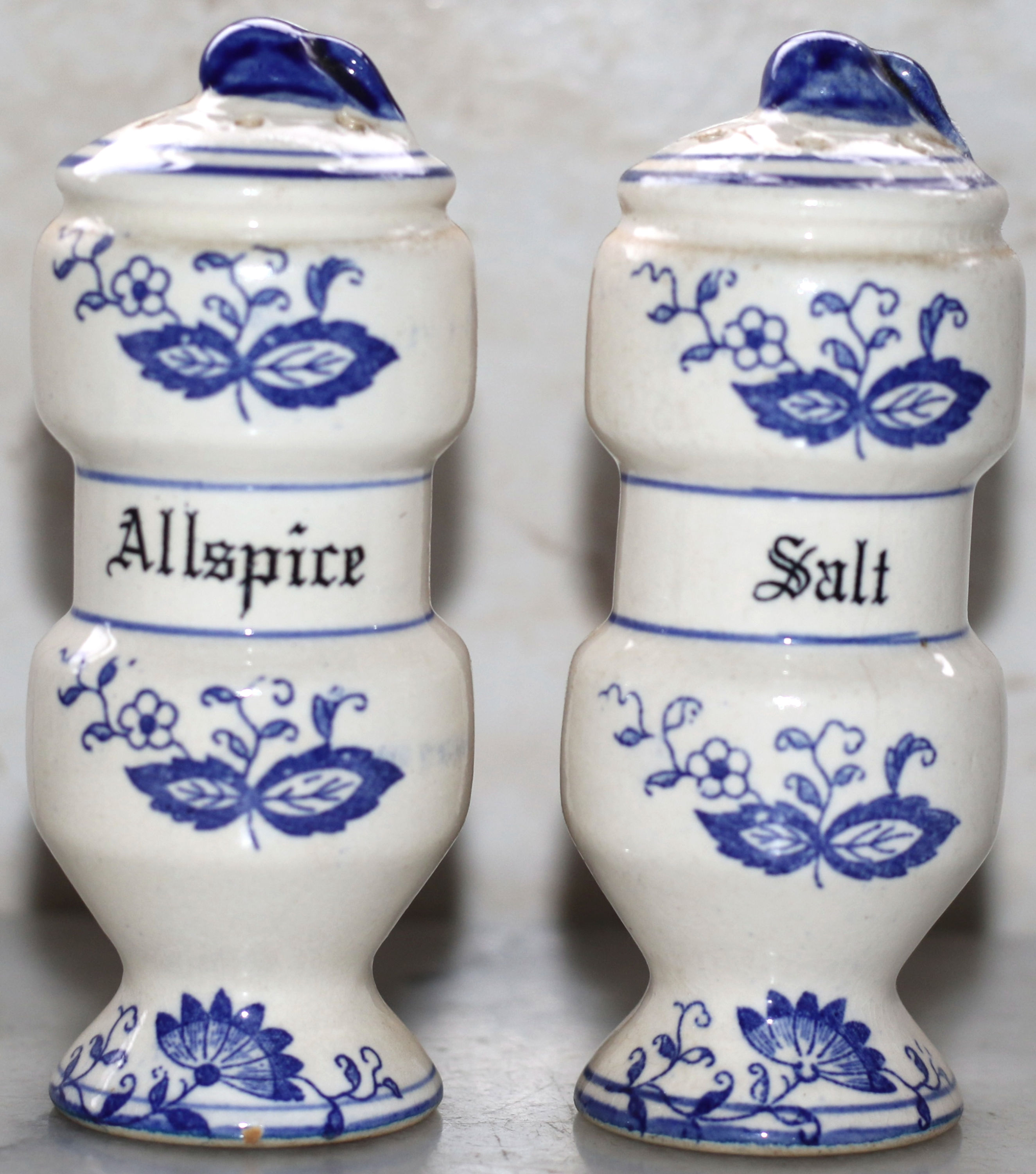 Preloved Vintage Blue Onion Salt Shaker or Allspice Shaker