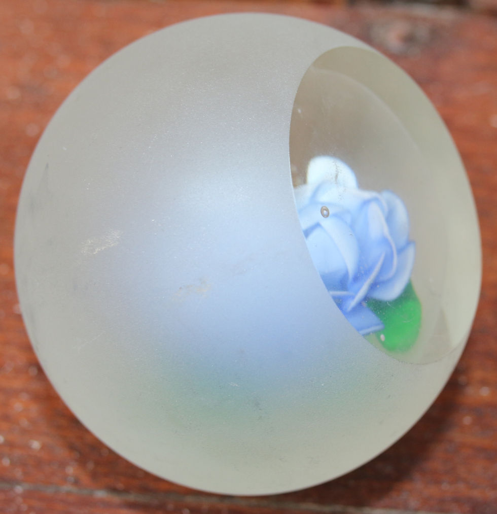 Miniaturbild: Preloved Blue Rose Glass Paperweight