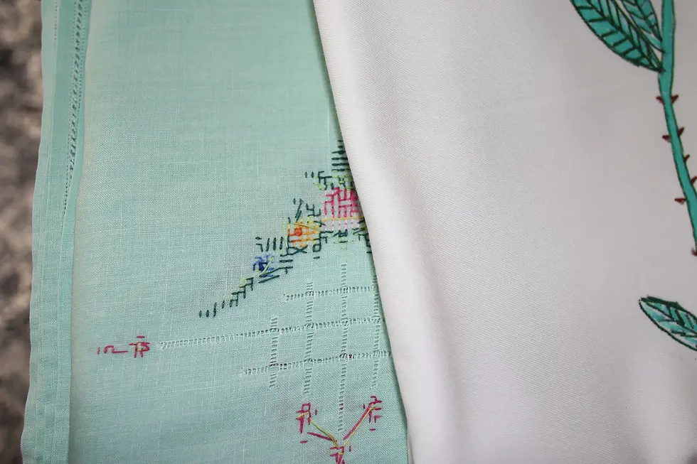 Miniature : Preloved Hand embroidered tablecloth with six napkins, Green tablecloth