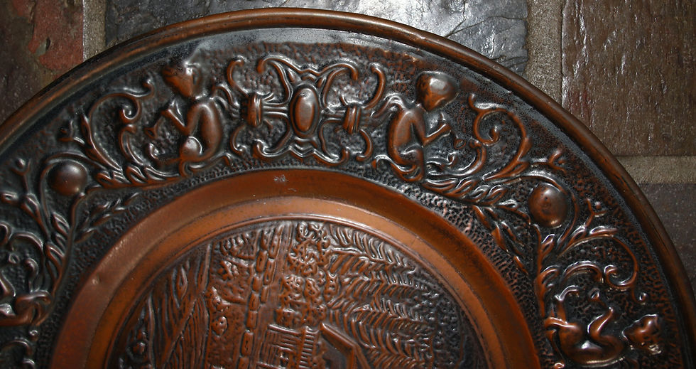 Miniatura: Preloved Vintage Embossed Brass Wall Plate, Cottage Scene Display Plate
