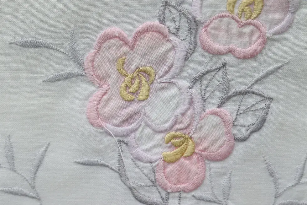 Miniatura: Vintage Pair of Embroidered Floral Pillowcases, Set of Floral Pillowcases
