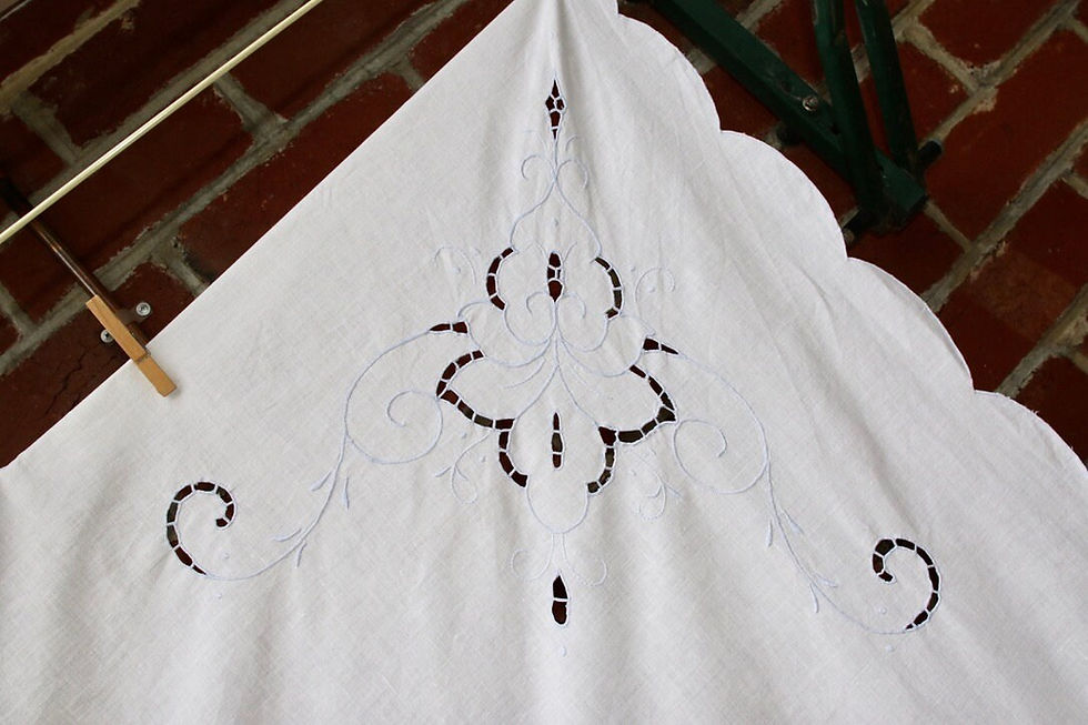 Miniature : Preloved Hardaker embroidered floral tablecloth, Hardangersøm Embroidery