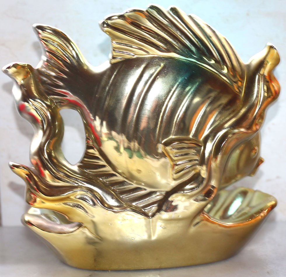 Miniatura: Preloved Vintage Chalkware Soap Dish, iridescent fish swimming above clam shelL
