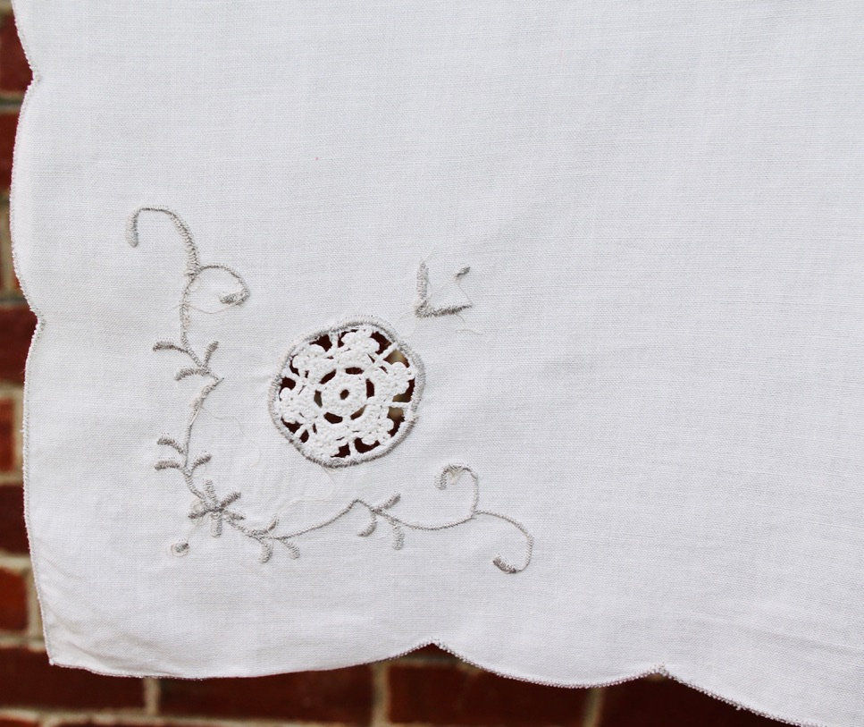 Miniatura: Preloved Hardaker hand-embroidered tablecloth.