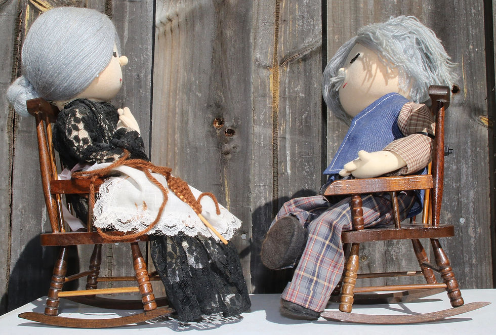 縮圖：Preloved Vintage Cloth Granny And Pop Dolls On Rocking Chairs
