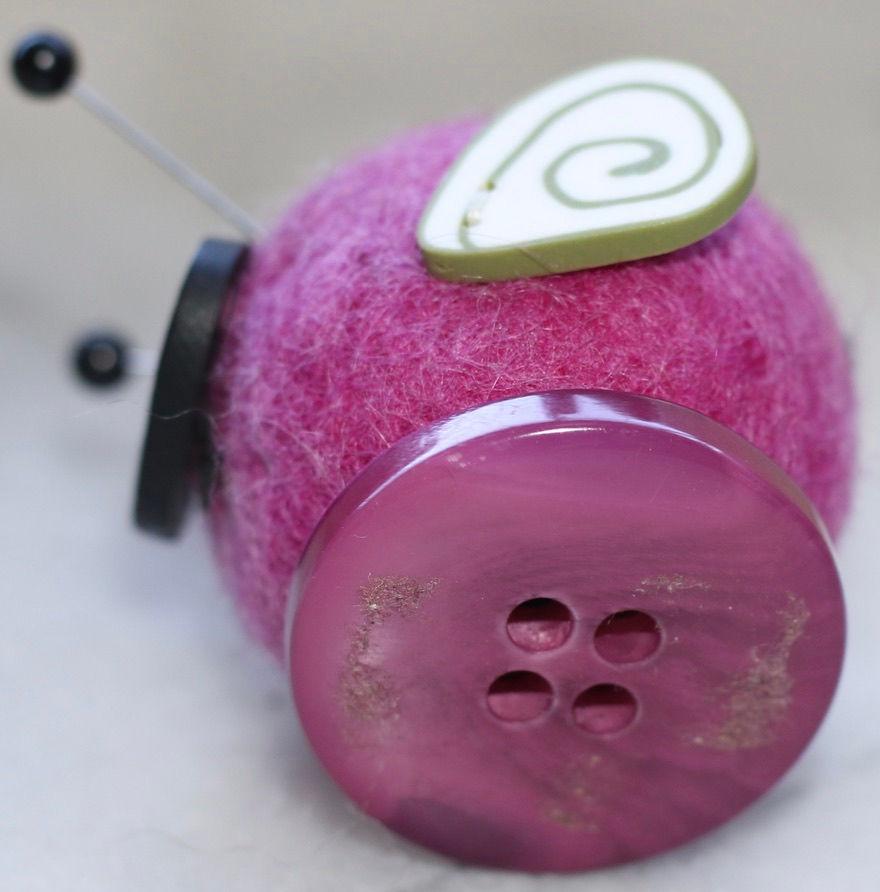 縮圖：Preloved Needlefelt Bug Insect Pin Cushion