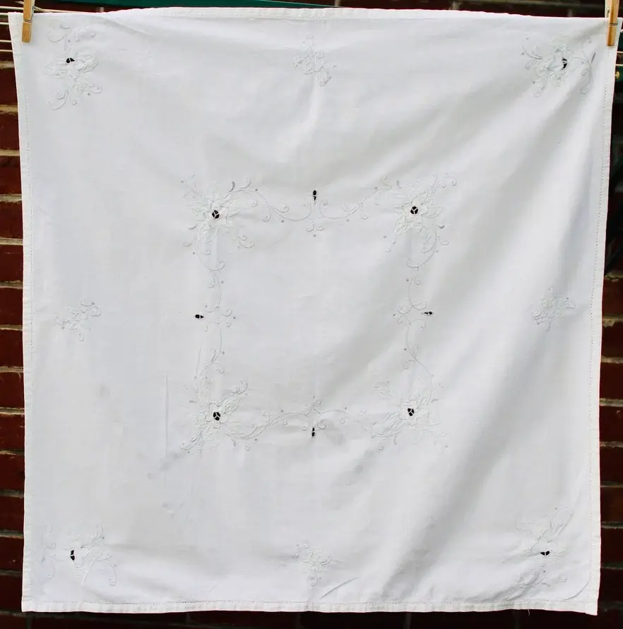 Miniatura: Preloved Embroidery Tablecloth, Hardaker hand embroidered tablecloth.