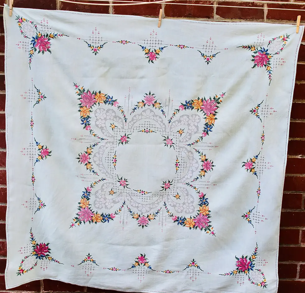 Miniature : Preloved Hand embroidered tablecloth with six napkins, Green tablecloth