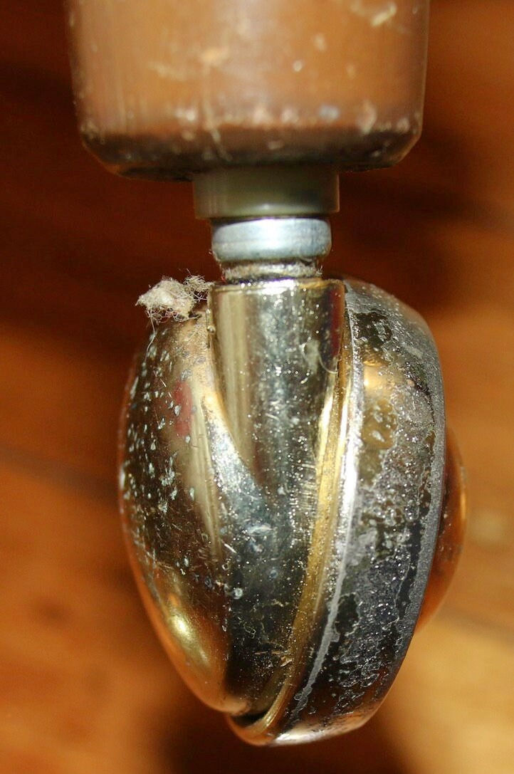 Miniatura: Preloved Set of four wooden furniture legs on metal Caford castor wheels