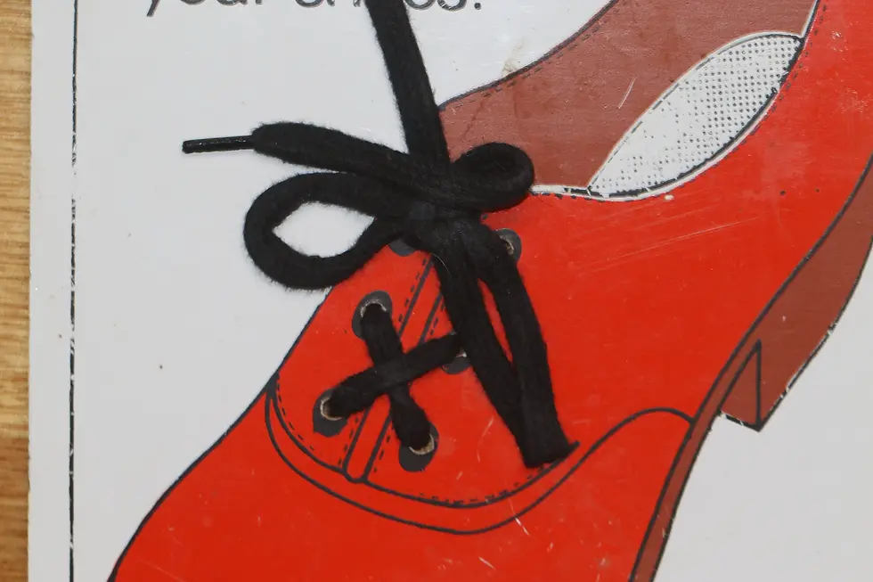 Miniaturbild: Preloved Retro Shoelace Tie Board, Wooden Lacing Shoe, Shoe Lacer