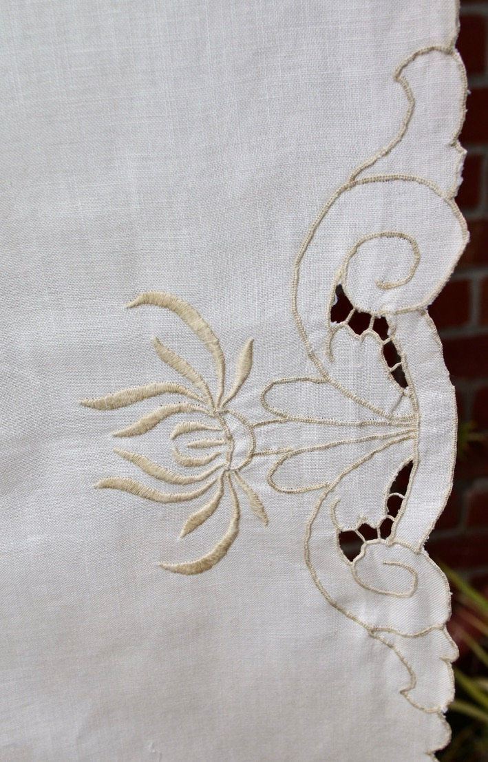 Miniatura: Preloved Hardaker embroidered floral tablecloth, Hardangersøm Embroidery