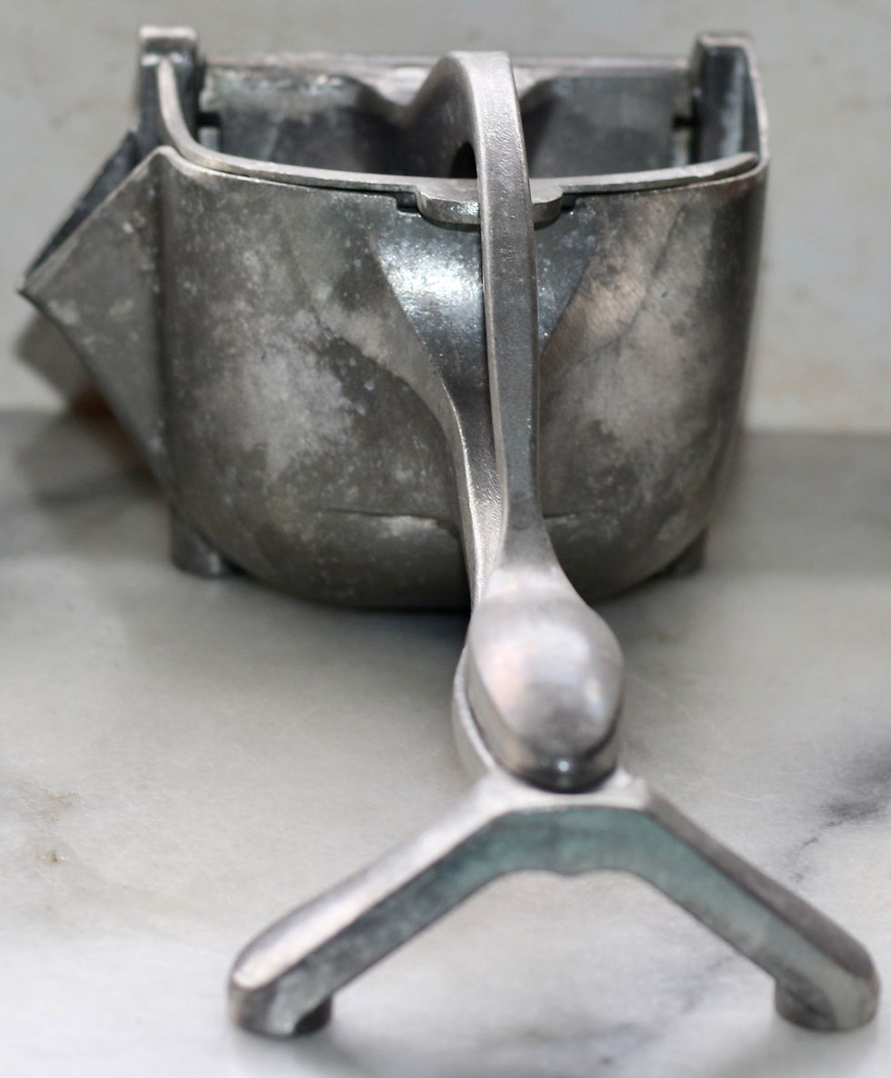Miniature : Preloved Vintage metal citrus squeezer, Metal Juicer