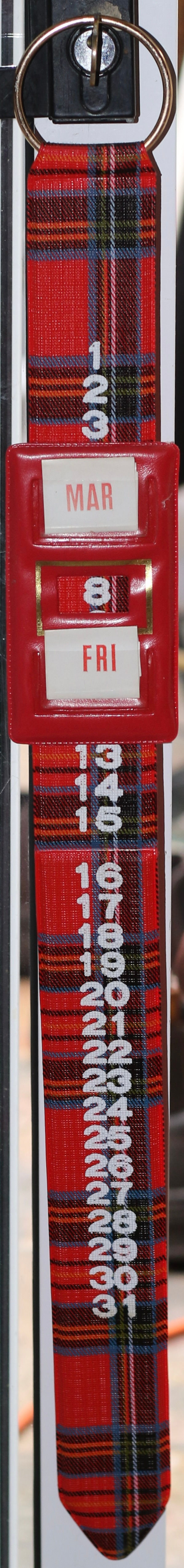 Miniature : Preloved vintage plastic perpetual calendar with a classic red tartan pattern