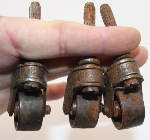 Miniatura: Preloved Vintage Trio of Castor Wheels, Three Castor Wheels