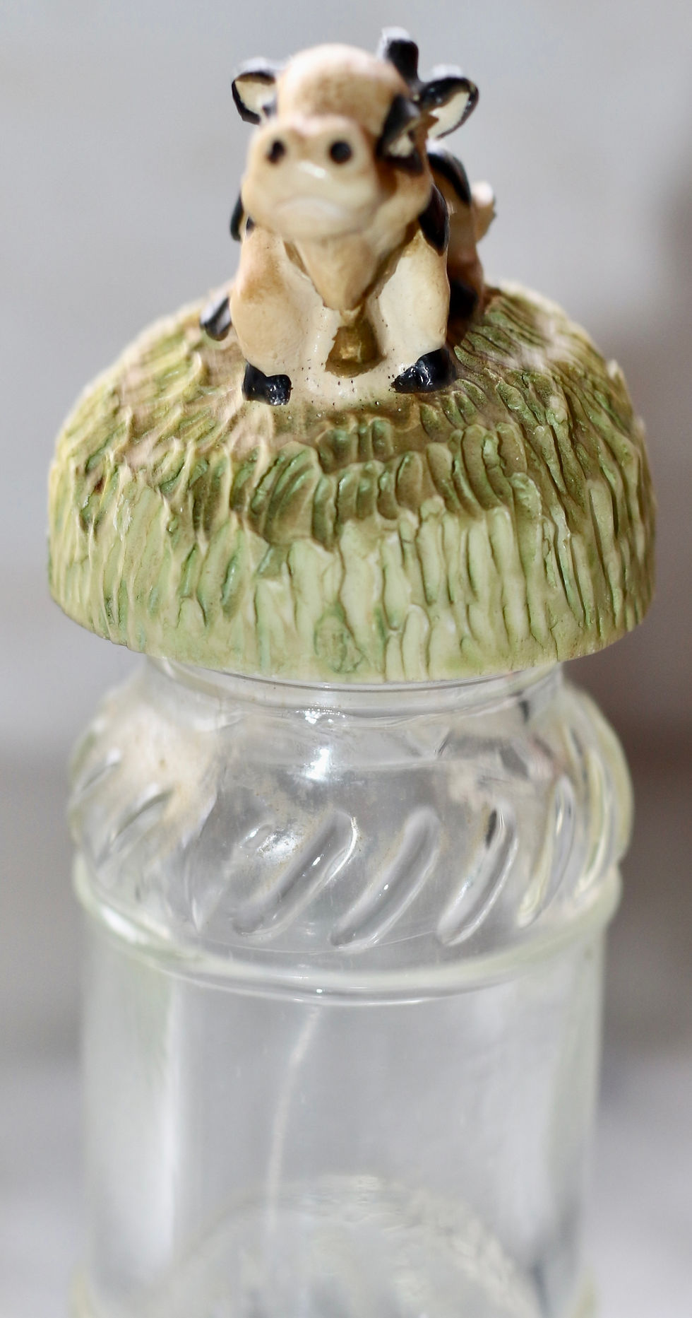 Miniatura: Preloved Vintage Glass Spice Bottle with Ceramic Cow Topper