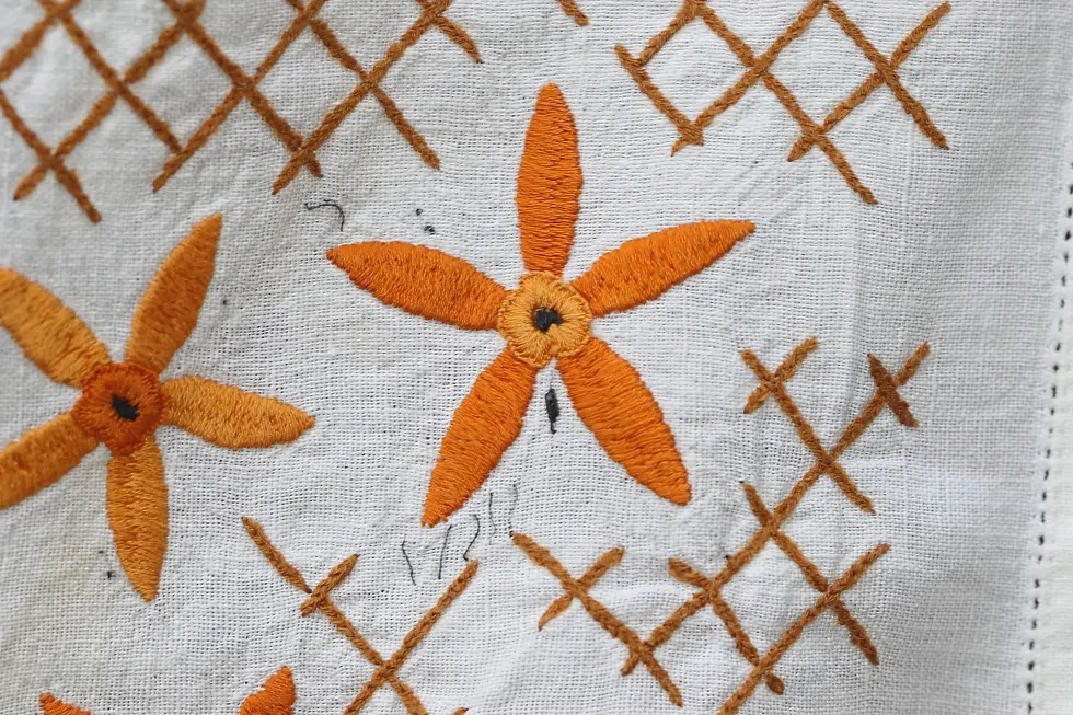 Miniatura: Preloved Stamped Embroidery Tablecloth, Stamped Embroidered Floral Tablecloth