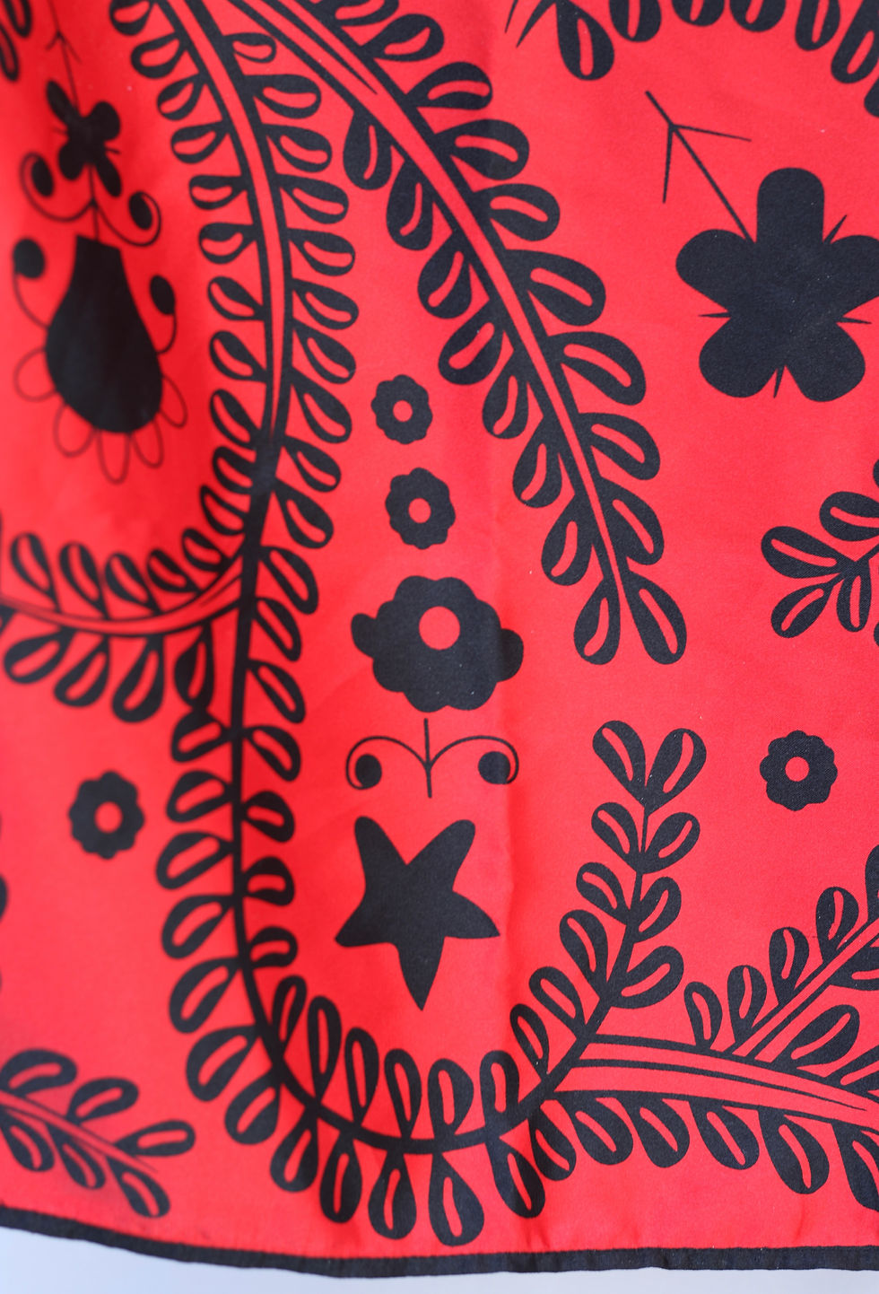 Μικρογραφία: Preloved Christian LaCroix for Avon, Red n Black Floral Star Scarf