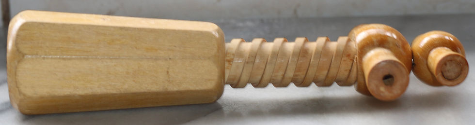 Miniaturbild: Preloved mid-twentieth-century vintage French wooden continuous-pull corkscrew