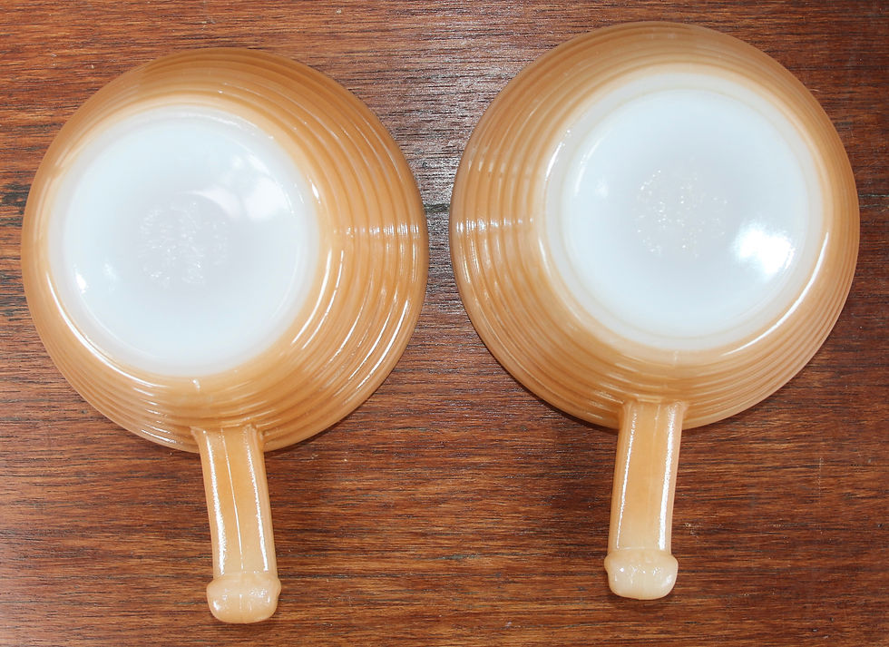 Miniatura: Preloved Vintage Fire-King Ramekin with Lid