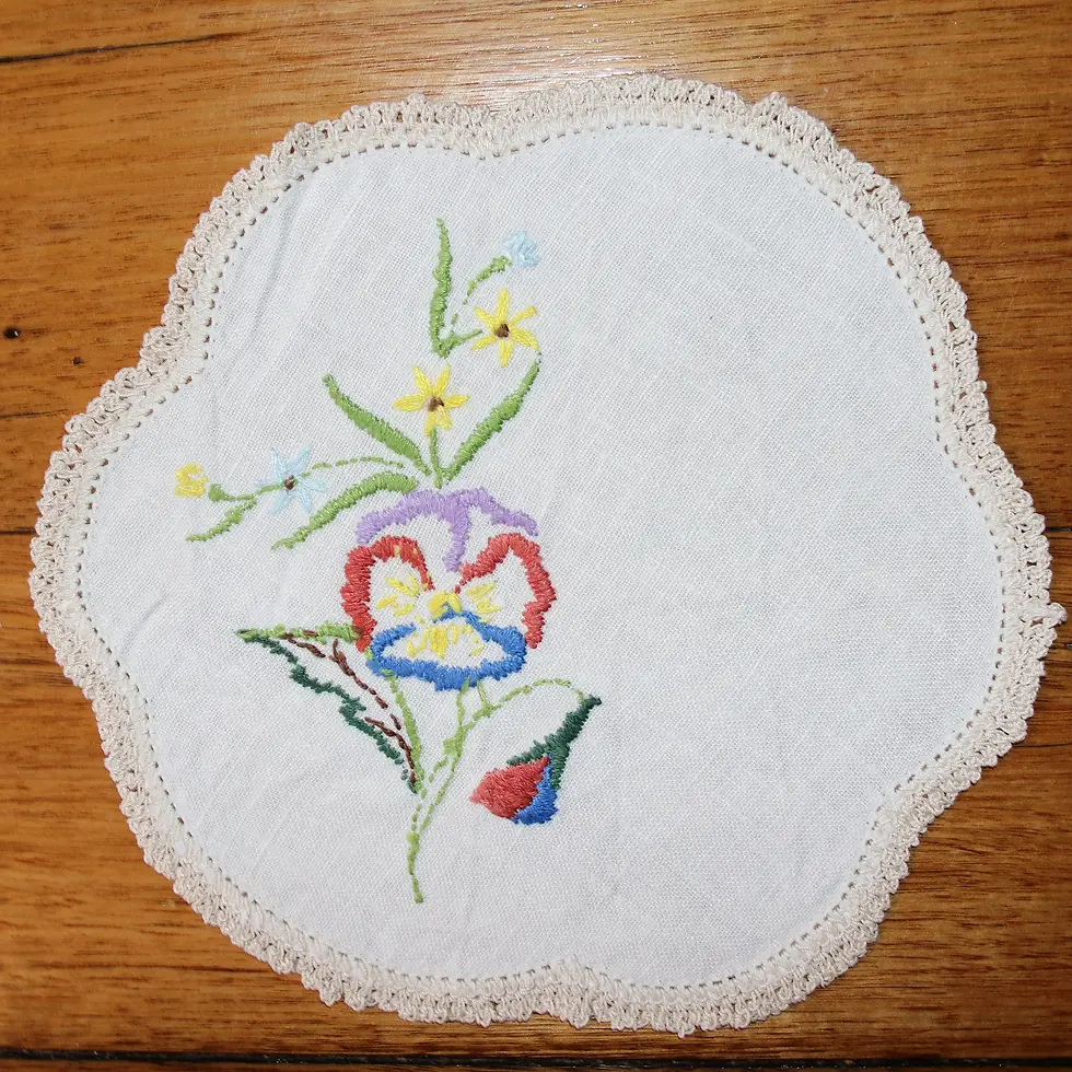 Miniatura: Preloved Embroidered Doily , Floral Doily , Flower Doily