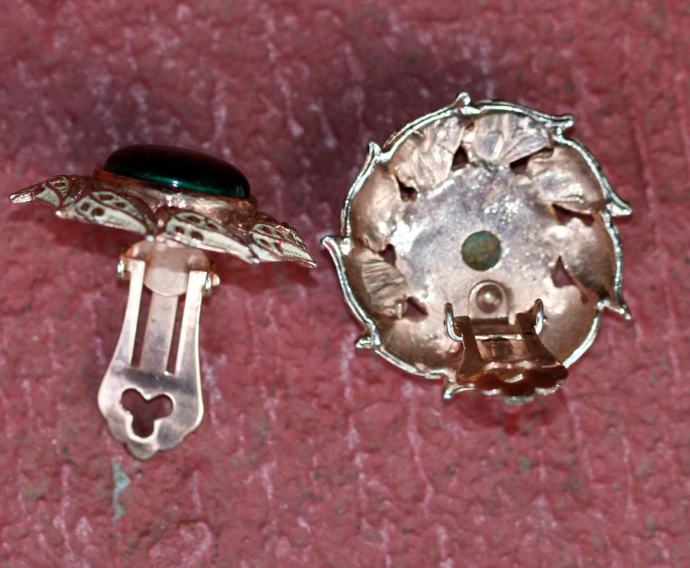 Miniatura: Preloved Vintage Pair of clip-on earrings with glass centre