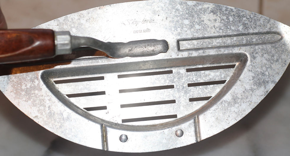 Miniatura: Preloved Vintage Skyline England Saucepan Strainer