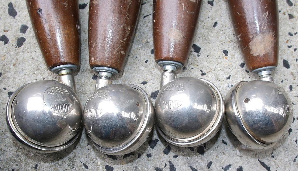 Miniatura: Preloved Set of four wooden furniture legs with Shepherd metal castor wheels