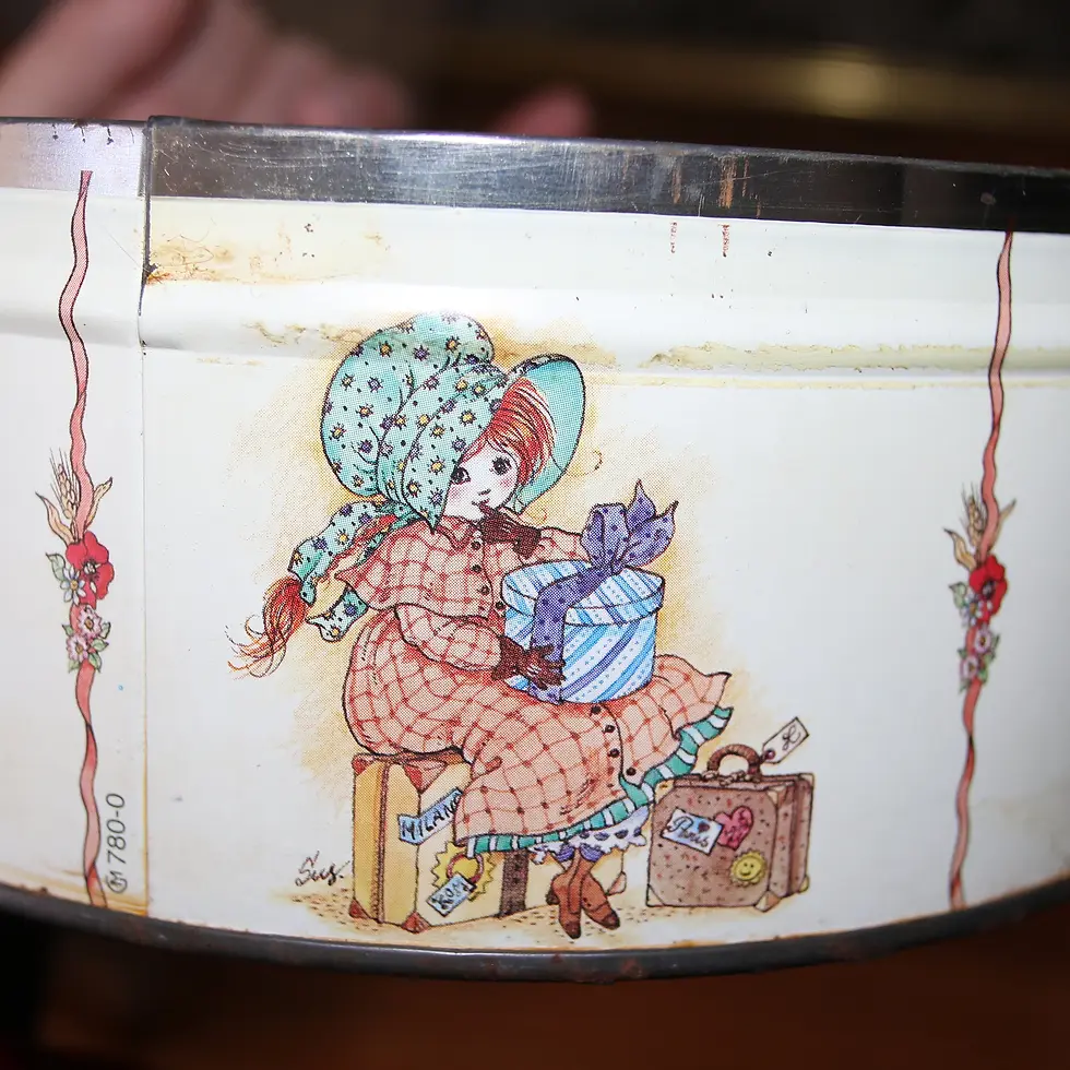 Miniatura: Preloved Vintage Tin, Person Tin, Girls in a Pinafore Tin
