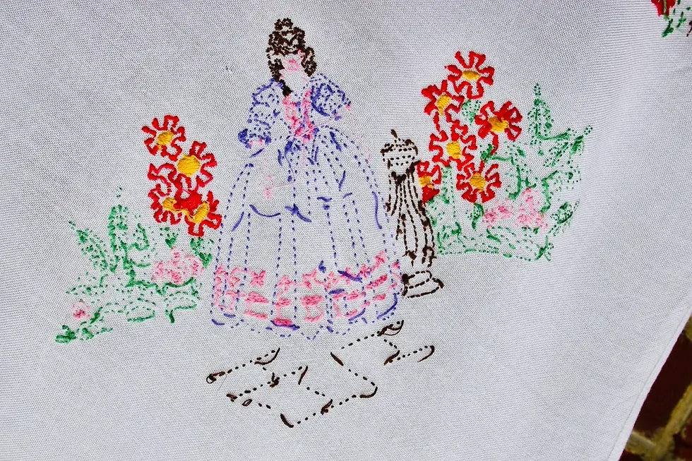 Miniatura: Preloved Lady in the Garden Embroidered Tablecloth , Lady Table Covering