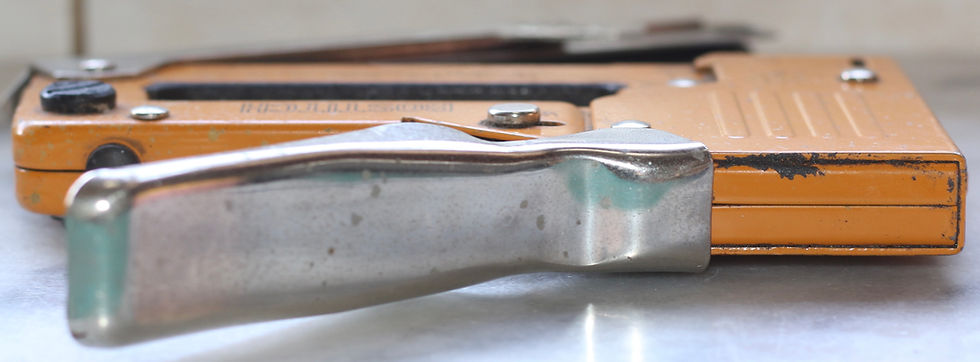 縮圖：Preloved Vintage Bostitch Model T15 manual staple gun.