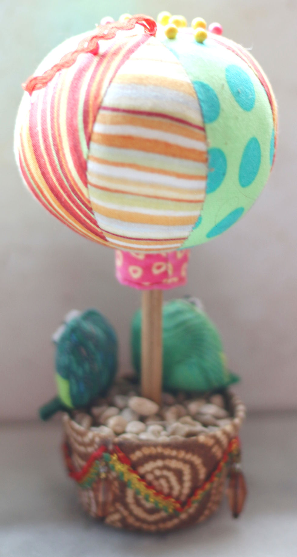 Miniatura: Preloved Frogs in a Hot Air Balloon Pincushion