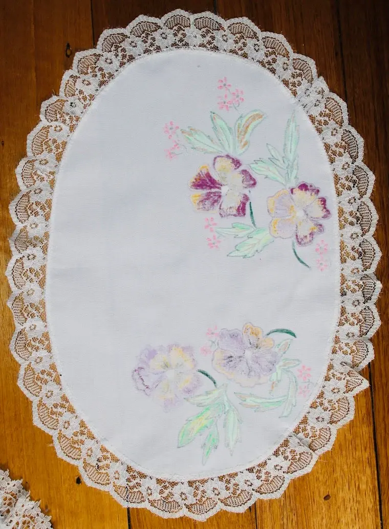縮圖：Preloved Set of three floral Doilies