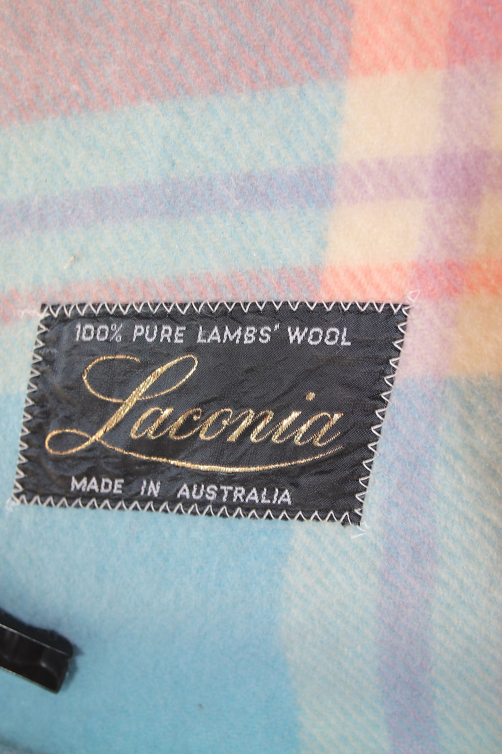 Miniatura: Preloved Laconia pure new lambs wool blanket, king single to double