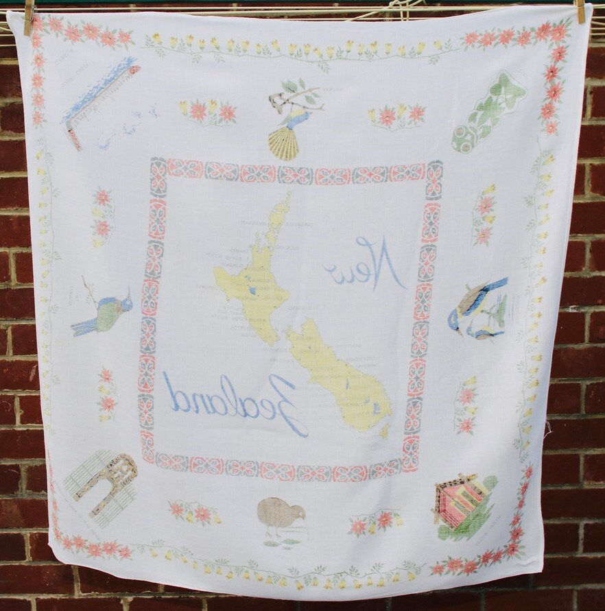 Miniaturbild: Preloved New Zealand souvenir tablecloth, Maori Tablecloth
